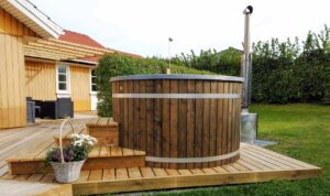 Vildmarksbad med ekstern ovn og plastindsats