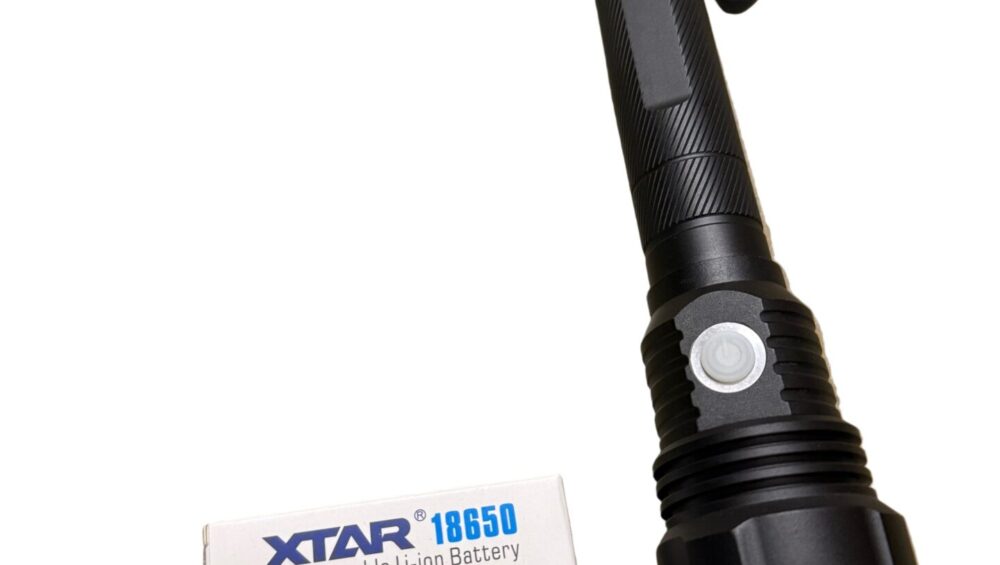 Kraftig LED lommelygte med indbygget oplader - Lommelygte med 2 stk. 18650 genopladelige batterier