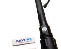 Kraftig LED lommelygte med indbygget oplader - Lommelygte med 2 stk. 18650 genopladelige batterier