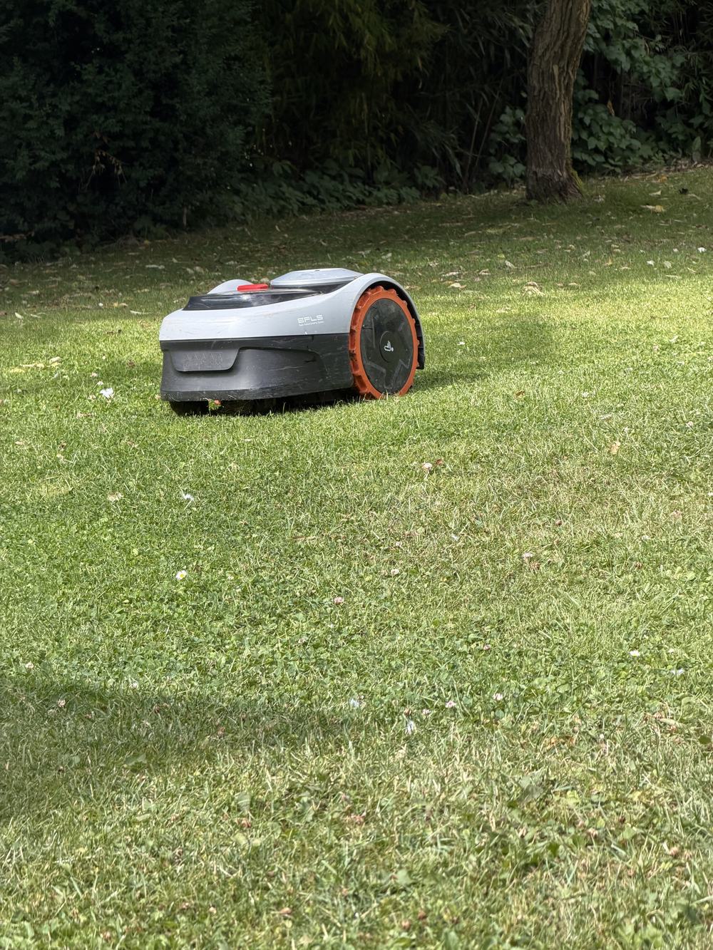 Segway Navimow i105e set fra siden med EFLS-mærkat og GNSS-modulet på toppen