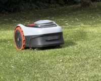 Segway Navimow i105e i drift på græsplænen i testhaven